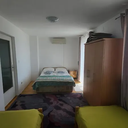 Apartment Leo Makarska